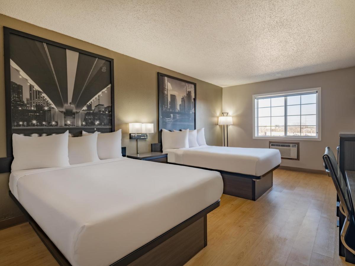 Super 8 By Wyndham Clinton Hotel Ngoại thất bức ảnh