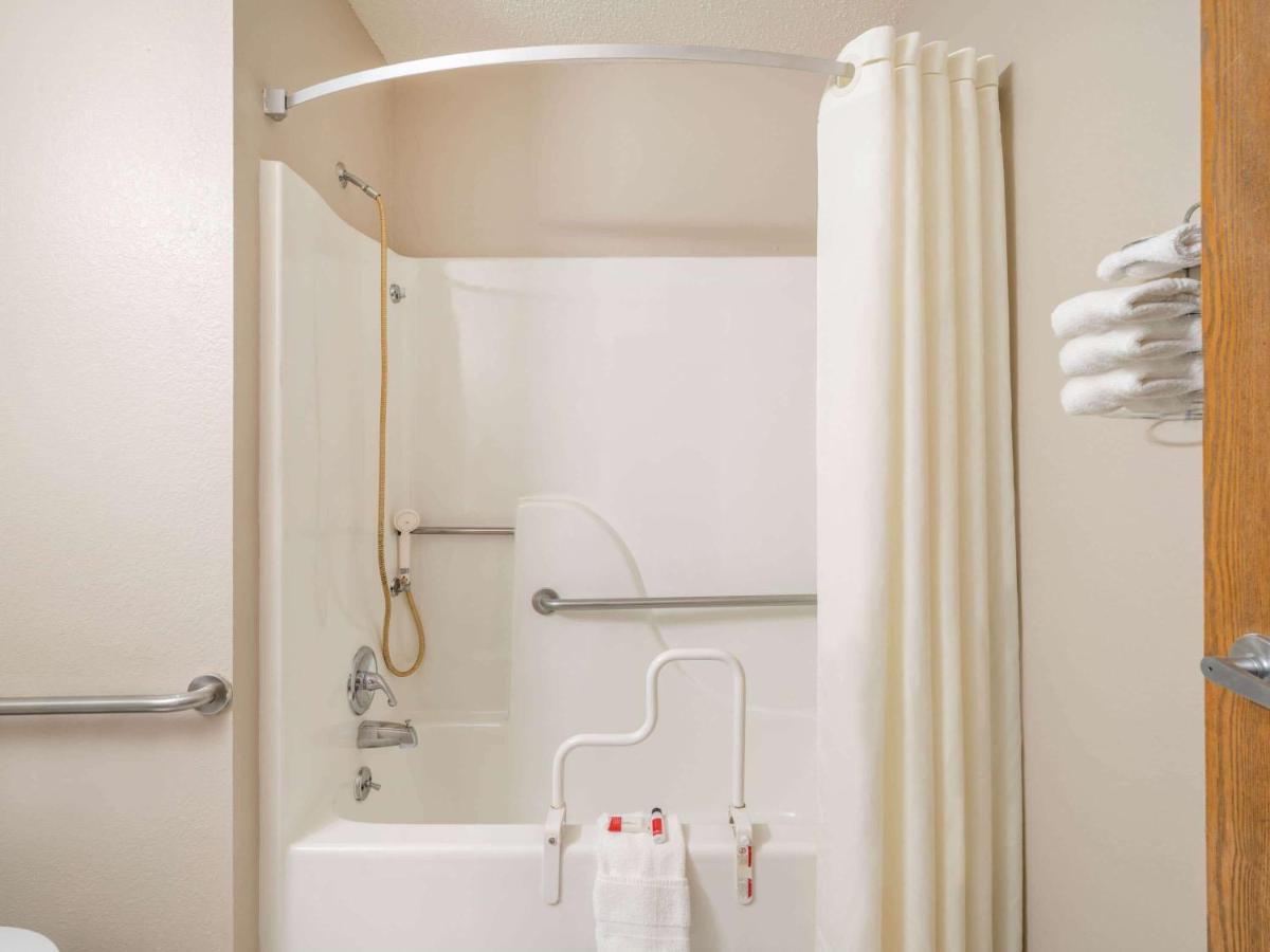 Super 8 By Wyndham Clinton Hotel Ngoại thất bức ảnh