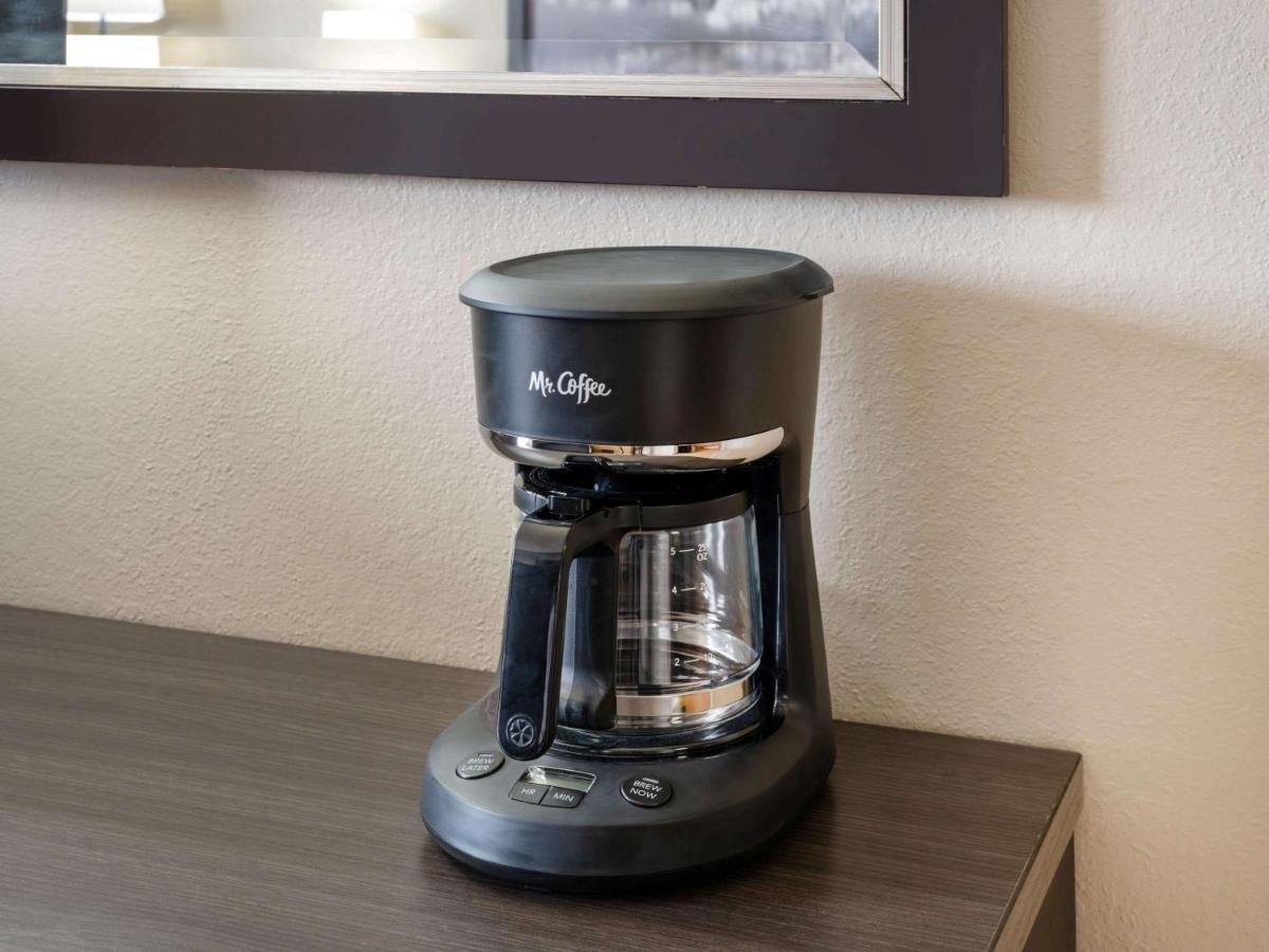 Super 8 By Wyndham Clinton Hotel Ngoại thất bức ảnh