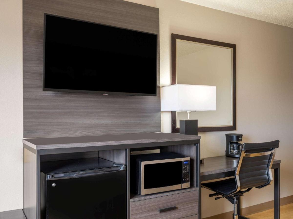 Super 8 By Wyndham Clinton Hotel Ngoại thất bức ảnh