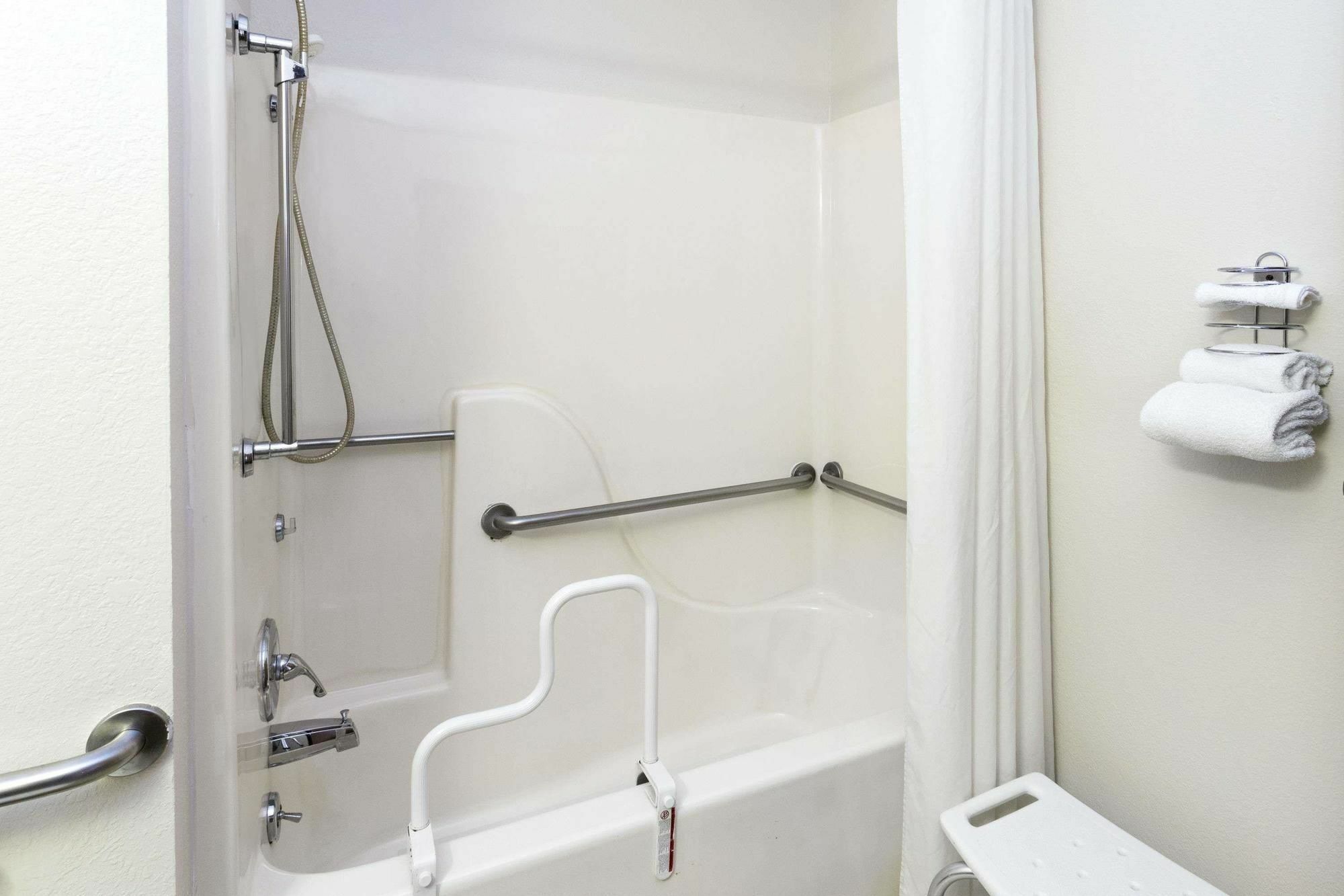 Super 8 By Wyndham Clinton Hotel Ngoại thất bức ảnh